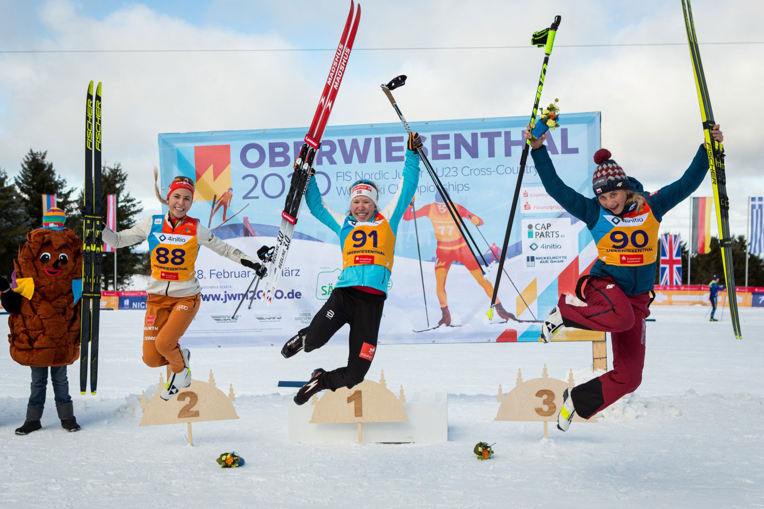 Junioren-WM Oberwiesenthal 2020: Skilanglauf Frauen Siegerehrung: Lisa Lohmann (WSV Oberhof 05) Silber, Helene Marie Fossesholm (NOR) Gold, Izabela Marisz (POL) Bronze (Foto: Studio2media | Marko Unger)